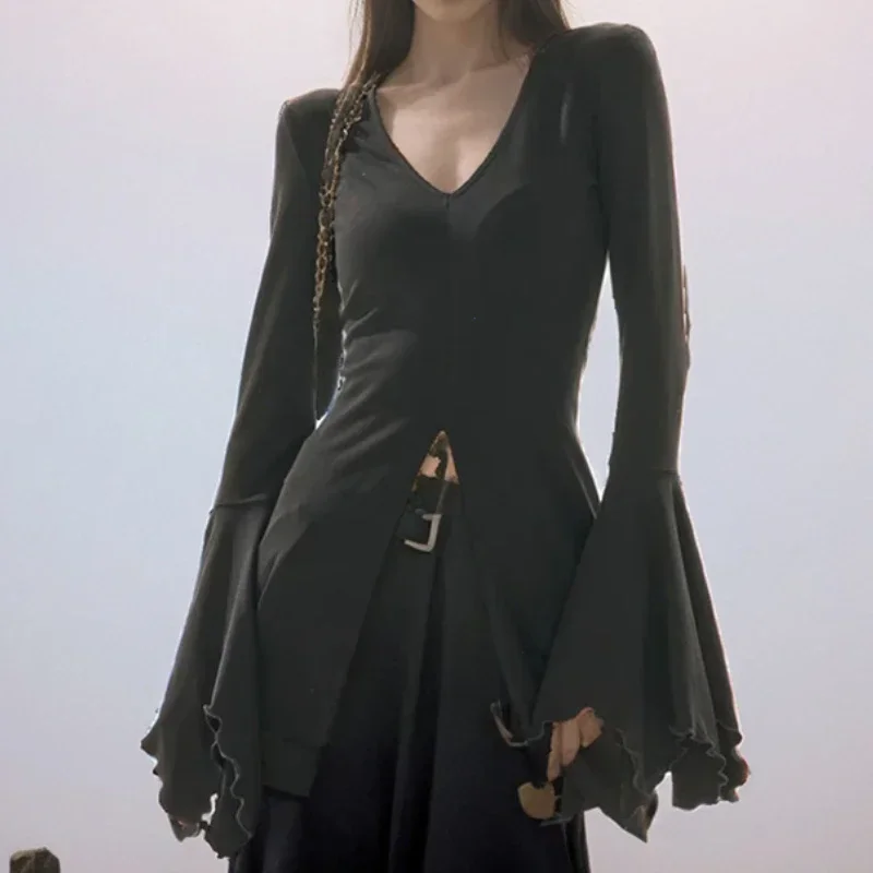 고스 다크 페어리 그런지 플레어 슬리브 브이넥 티셔츠 고딕 스플릿 섹시 레터스 헴 여성 블라우스 Y2K 블랙 슬림 패션 알트 탑스