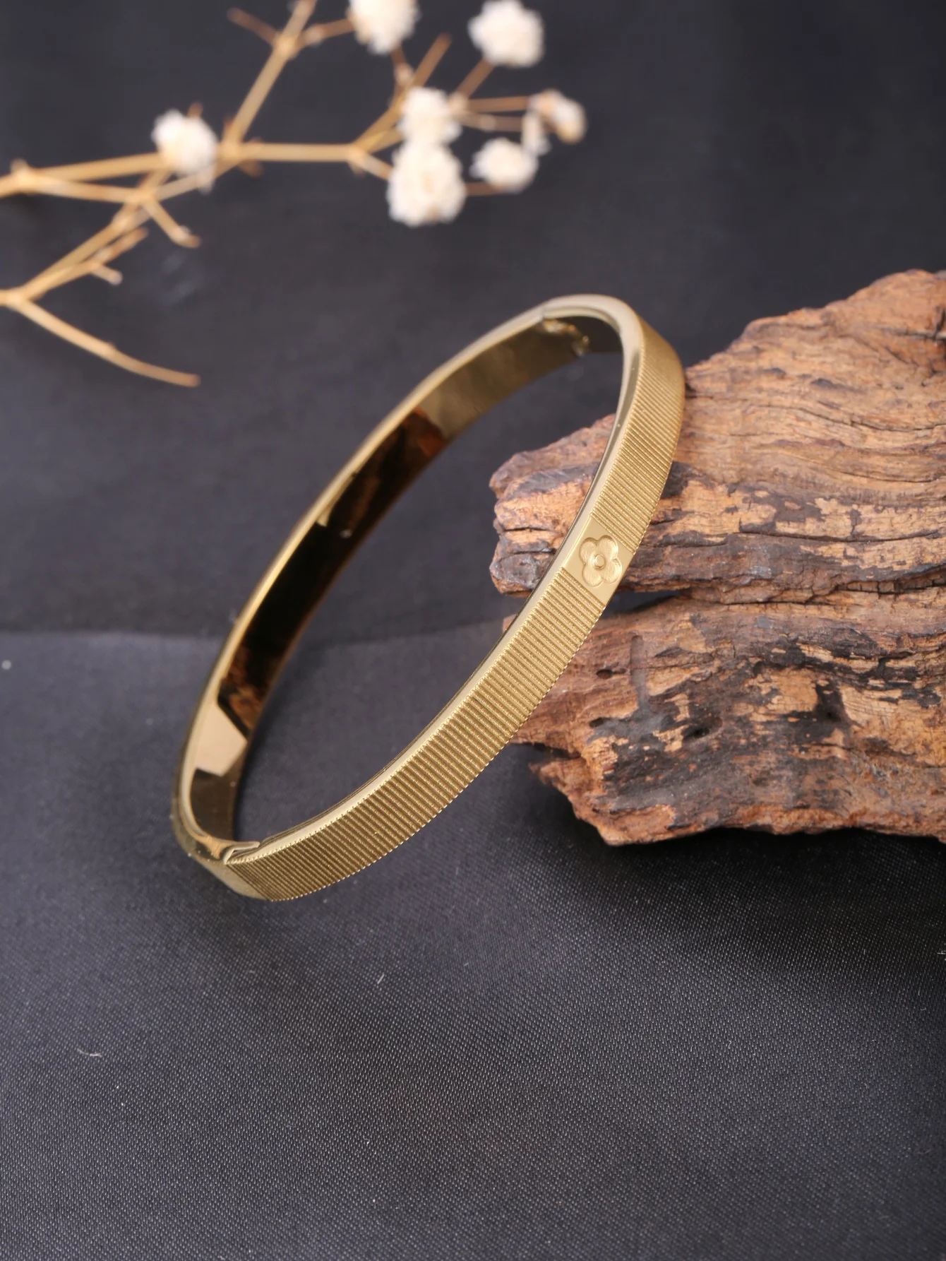

1 Piece of Stainless Steel Bracelet with 18K Gold Plating, Vertical Embossed Small Flower Design, Clasp Opening, Simple and Luxurious Thin Bracelet, Suitable for Women to Wear in Daily Commuting, Parties, Banquets, and Other Occasions