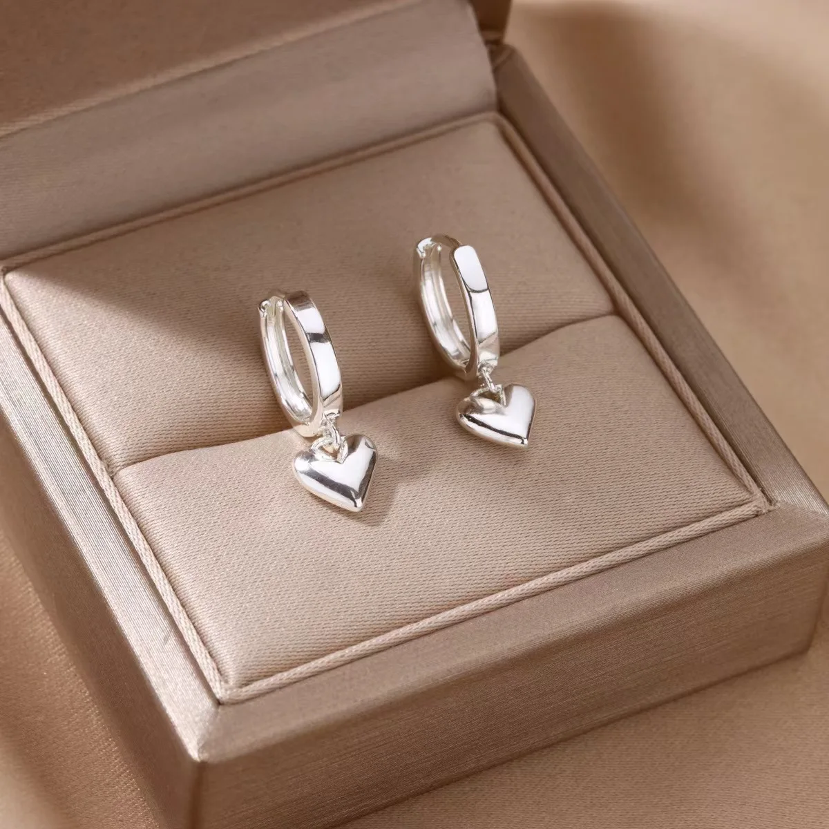Women's heart-shaped earrings, vintage gold and silver heart pendant earrings, accessory jewelry gifts, women's jewelry.