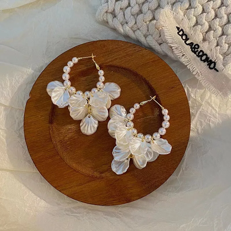 French Style Retro White Tassel Shell Petal Flower Pearl Beaded Hoop Earrings For Women Elegant Wedding Flower Party Jewelry