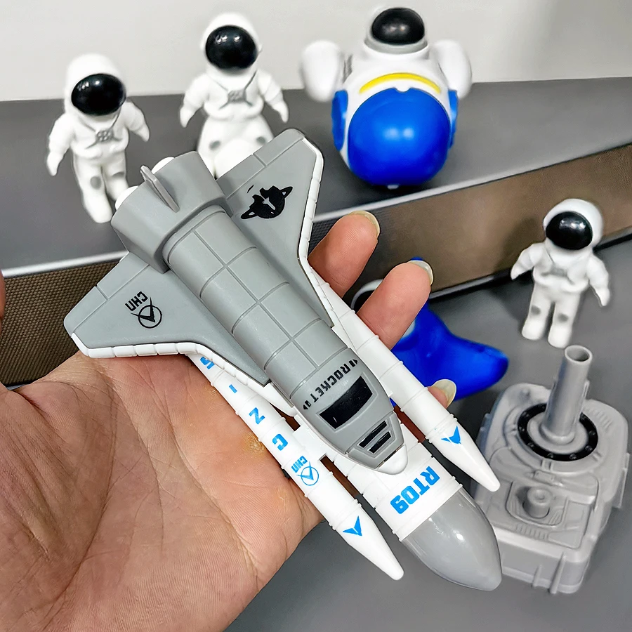 ชุดของเล่นธีมอวกาศสำหรับเด็กผู้ชาย สามารถปล่อยกระสวยอวกาศได้ นักบินอวกาศ 3 คน และชุดประกอบด้วยจรวดและยานอวกาศ
