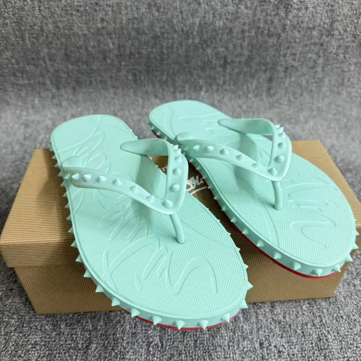 2026 Designer On Sale Flip Flops For Men Women Soft Cushioned Insole Non Slip Lightweight Comfort Waterproof Summer Beach Outdoor Daily Casual Flat Slippers Sandals