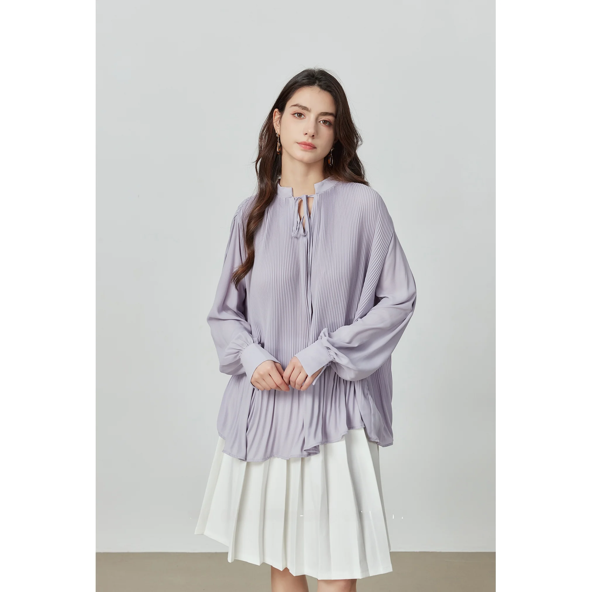 

YUUSCC Новая весенняя свободная повседневная плиссированная блузка из мягкой ткани светло-фиолетового цвета с воротником-стойкой для женщин: комфортная, дышащая, элегантная.