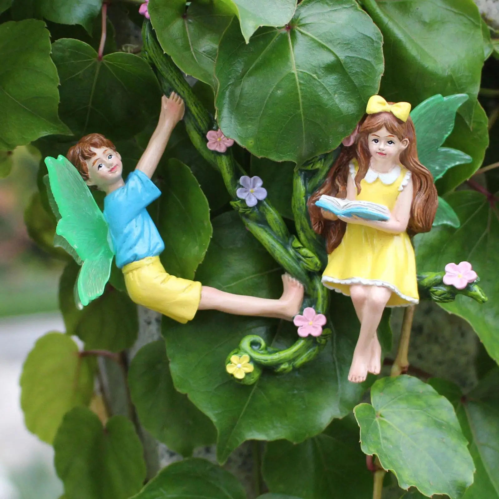 

2 миниатюрных фигурки феи-горшков с цветочным горшком в темноте крыльце на крыльце