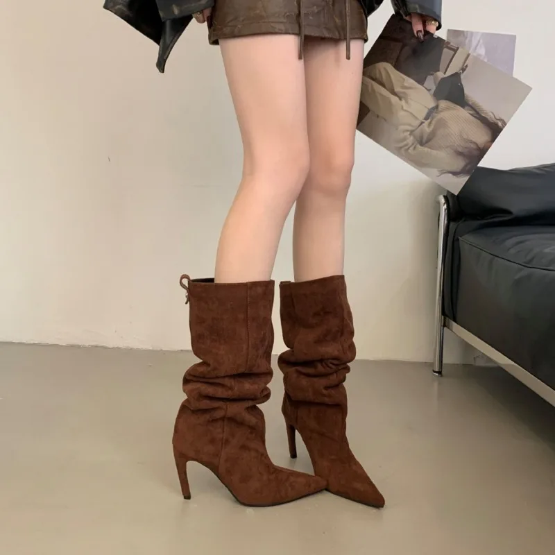 

Женские модные сапоги большого размера с острым носком, не выше колена, на тонком высоком каблуке, женская обувь 2025 года, новые флоковые плиссированные сапоги