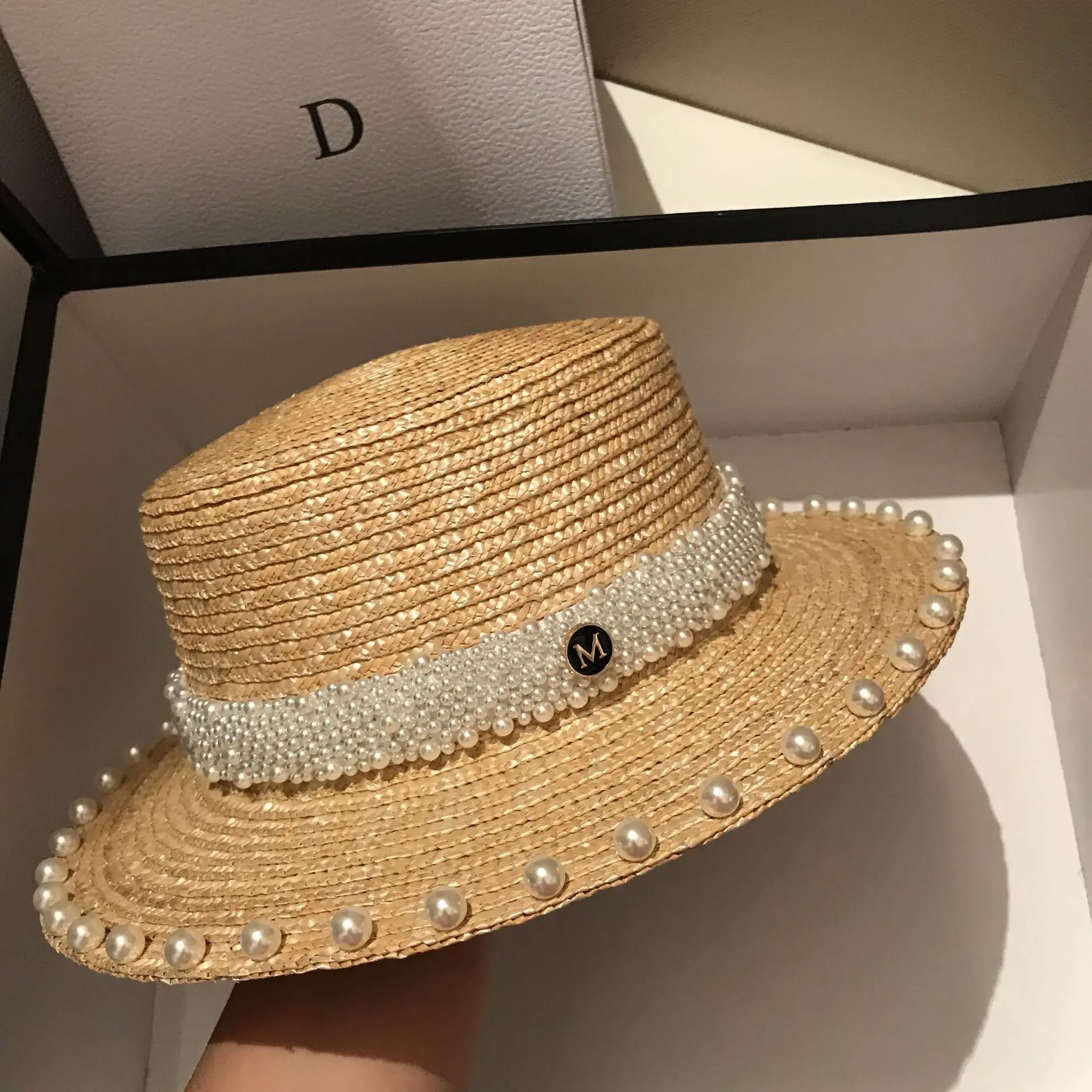 Handmade pearl straw flat straw hat women\'s summer beach holiday sun protection hat stylish and elegant Hepburn  style top hat