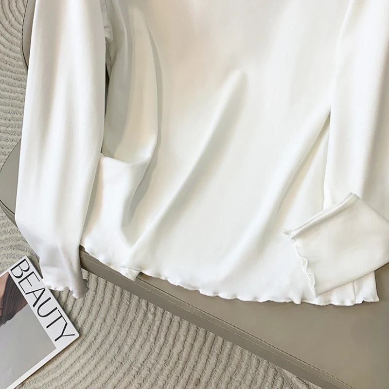 ملابس داخلية للخريف والشتاء مبطنة بالصوف موضة قطع علوية كبيرة الحجم 2025 مقاس كبير تي شيرت نسائي بأكمام طويلة وياقة مدورة مخملية