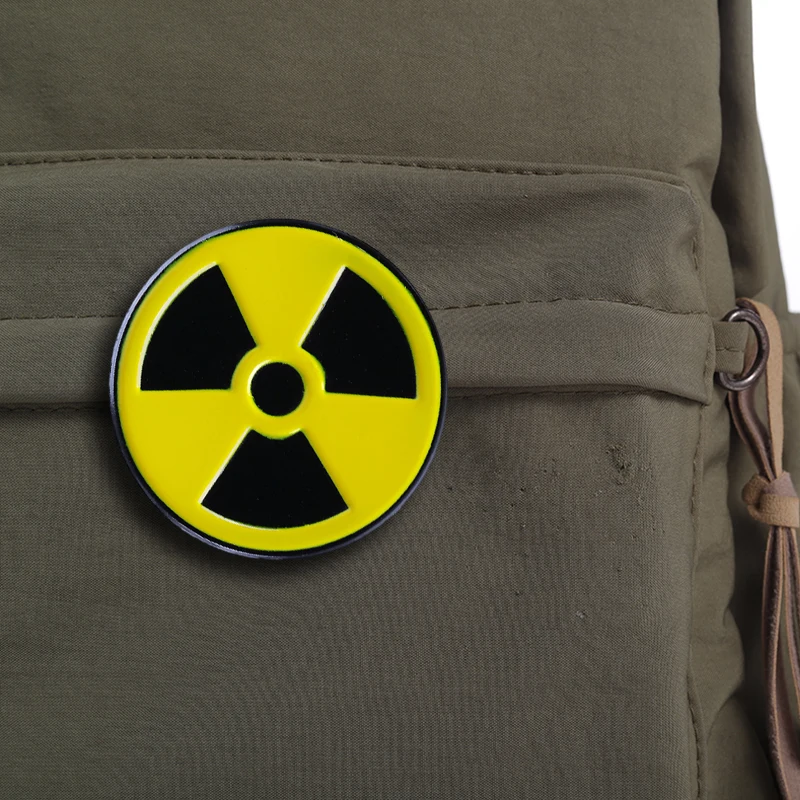 الأصفر الإشعاع تحذير علامة دبابيس الكرتون الإبداعية المعادن شارة التلبيب على ظهره موضة دبوس مجوهرات اكسسوارات للهدايا