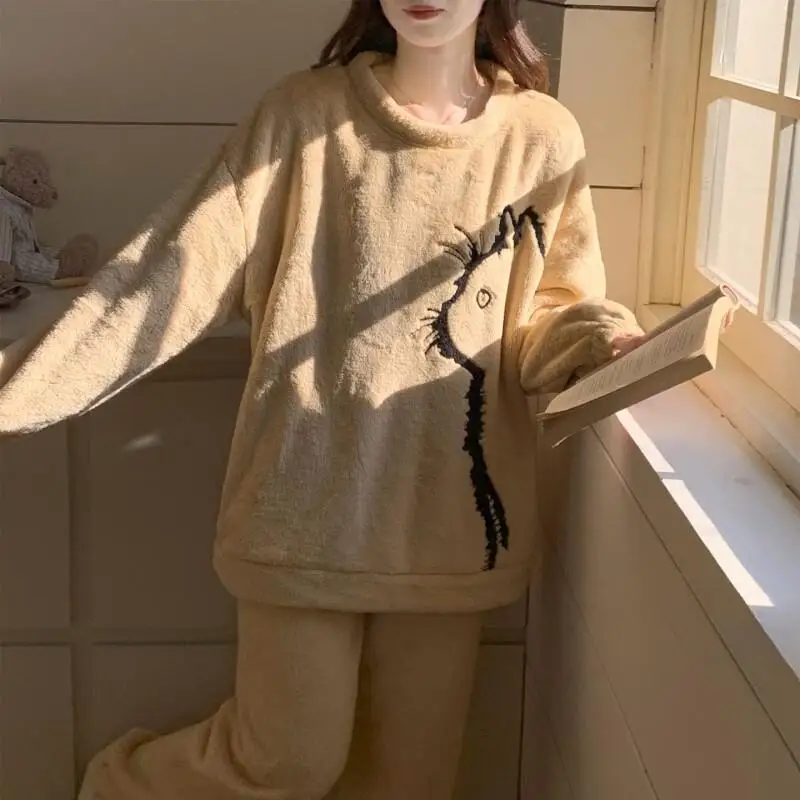 Pijamas de franela para mujer, nuevo modelo de otoño e invierno, bonito traje, ropa de dormir cómoda, ropa de casa gruesa con forro polar coral