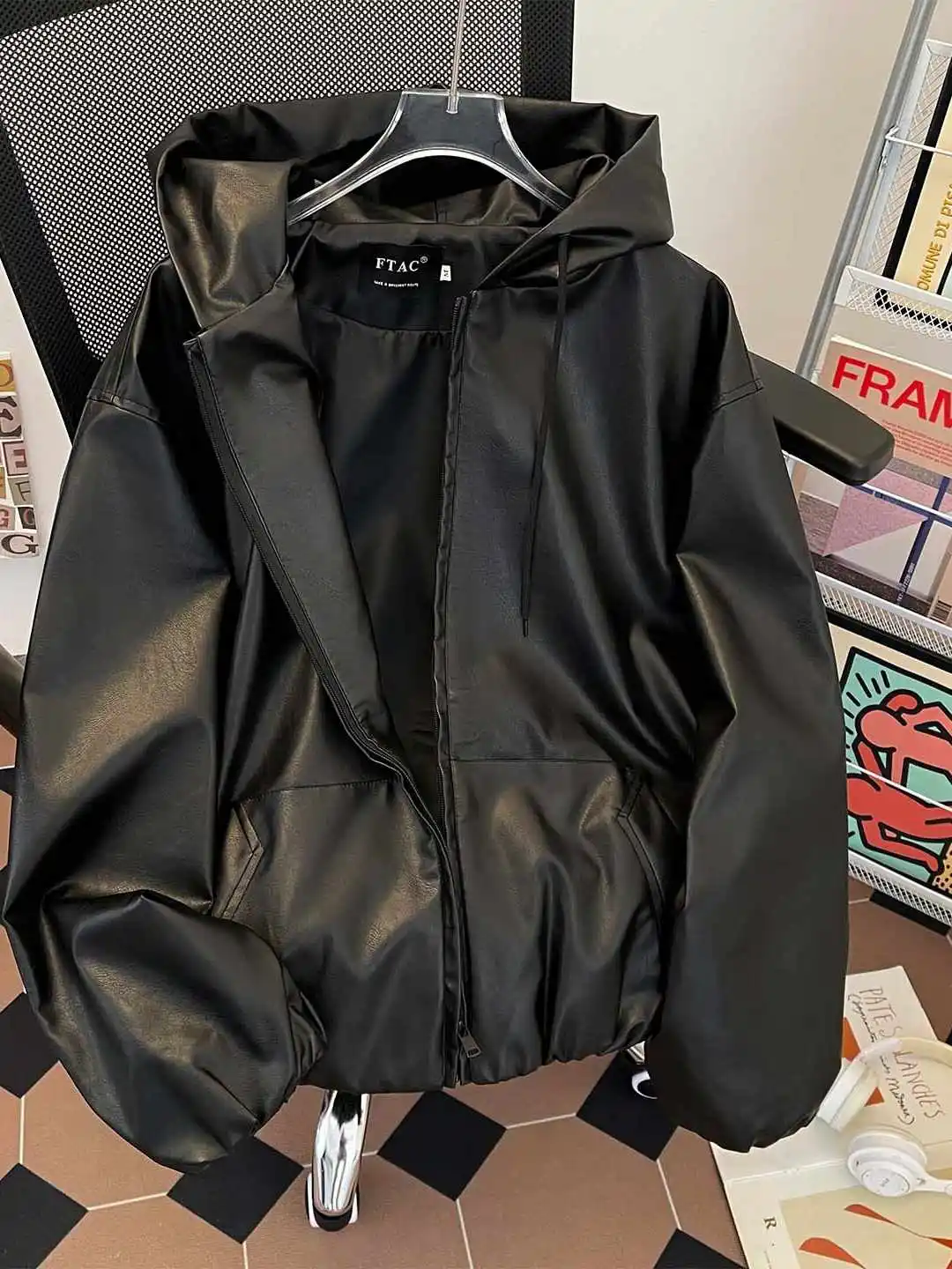 سترة نسائية بغطاء للرأس على الطراز القوطي الأسود سترة جلدية معطف عتيق للمراهقين Y2k ملابس خارجية كبيرة الحجم موستانج ملابس 2000s لخريف 2025