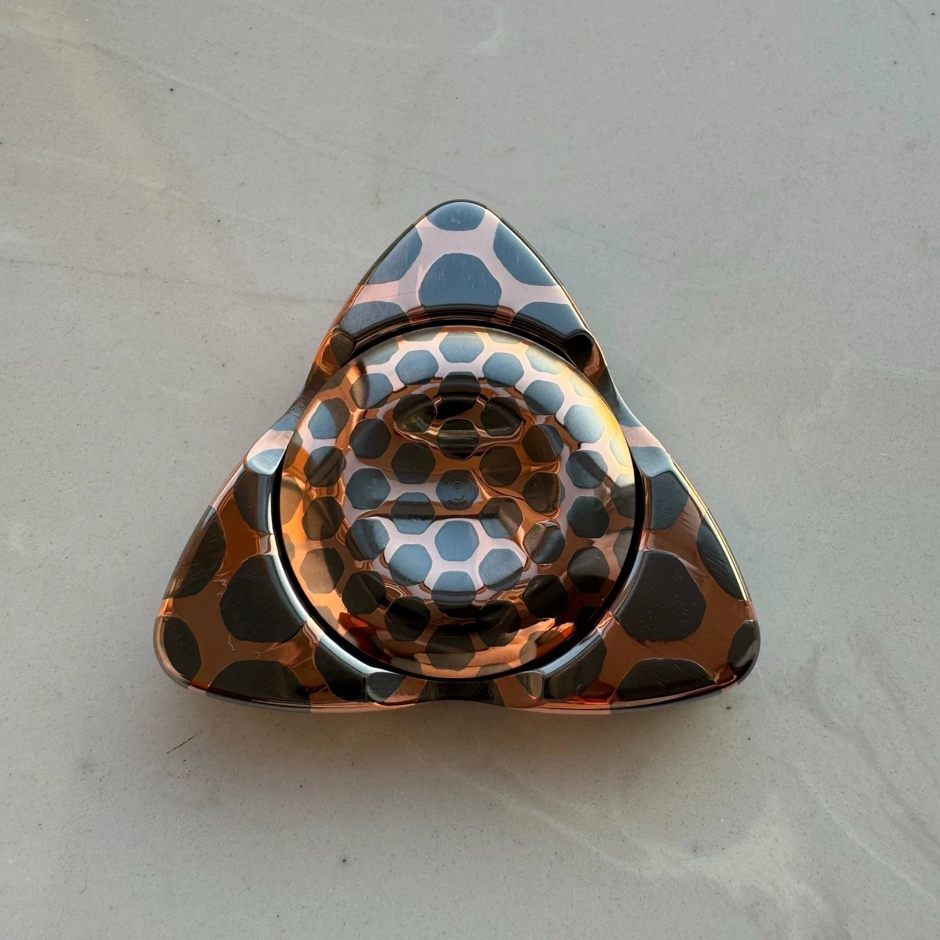 

Dog Head XL Fingertip Gyroscope EDC Superconducting Material Provides An Excellent Tactile Experience