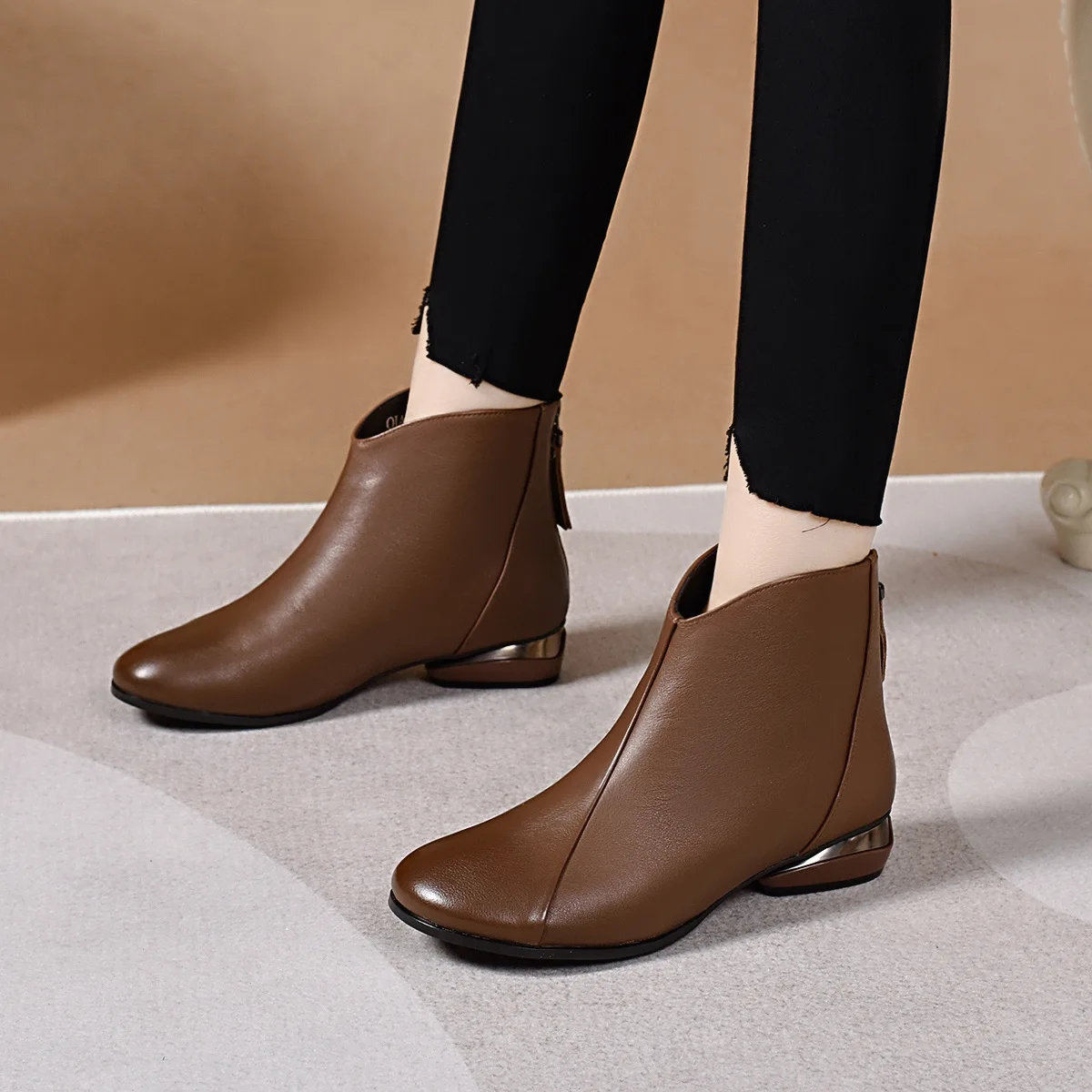 

Новые модные женские ботильоны из натуральной кожи, обувь на низком каблуке и молнии, зимние ботинки высокого качества из воловьей кожи на теплом меху, большие размеры 43