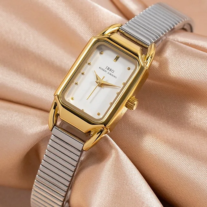 

Новые женские часы: стильные и минималистичные люксовые часы с винтажным прямоугольным дизайном и модным ремешком в стиле бамбука.