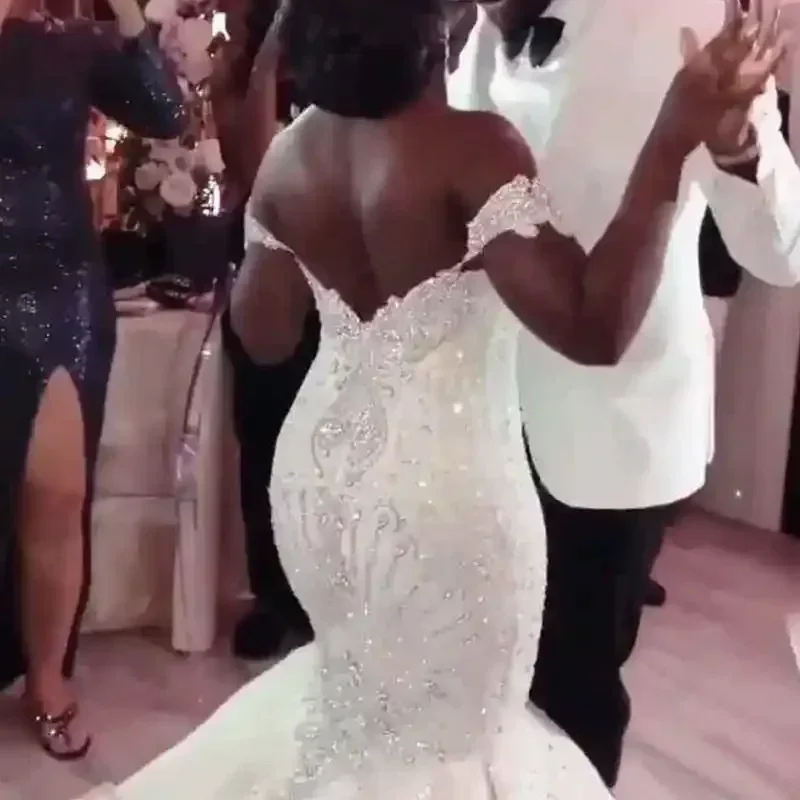 Suknia ślubna syrena z afrykańskimi aplikacjami, odkryte ramiona, koraliki, tren kapliczny, odkryte plecy, idealna na ślub w ogrodzie, Vestido De Novia