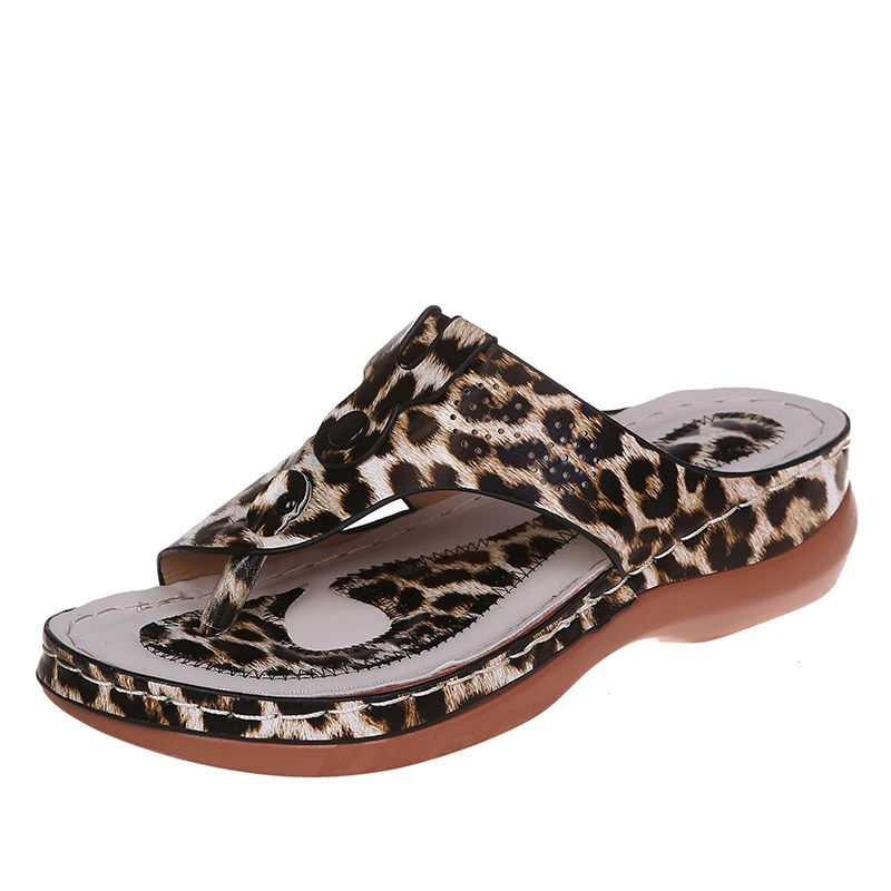 Sandalias grandes con remaches de cabeza redonda para mujer, zapatillas de tacón con punta de abrazadera, fondo grueso, patrón de leopardo, novedad de verano 2024