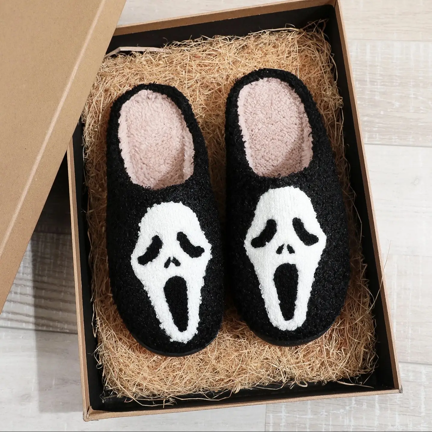 Skull Pattern Halloween Horror Movie Embroidery stuffed Home Platform Cozy Fur Slippers Cute Warm Non-slip Indoor Slippers Halloween Gift Men Women Can Wear