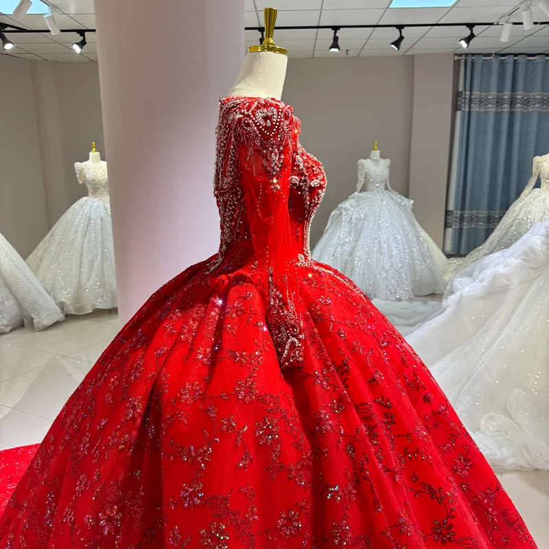 فستان زفاف فاخر مع زخارف متألقة وقطارات طويلة، فستان زفاف بأكمام طويلة مطرز بالدانتيل الرقيق