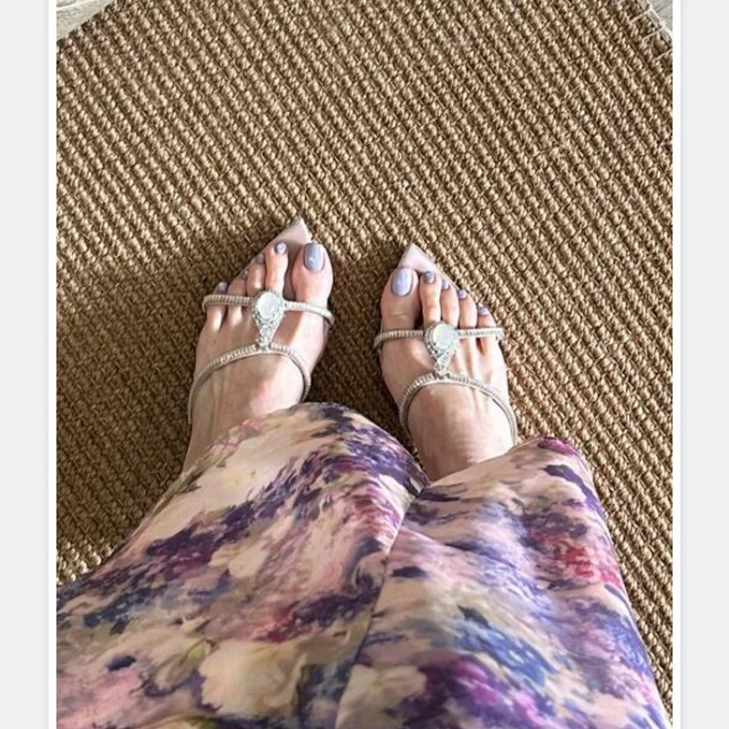 

Новые элегантные женские летние босоножки с открытым носком, украшенные стразами и камнями, на тонком высоком каблуке, с прямым ремешком, полуоткрытые туфли