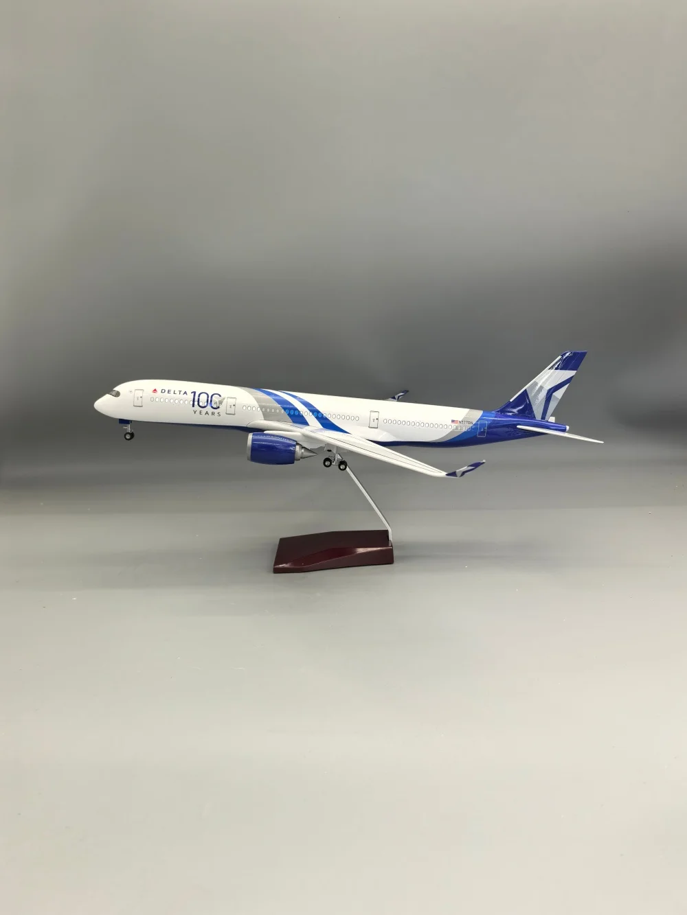 delta-airways-a350-–-avion-de-simulation-de-passagers-echelle-1-142-modele-d'avion-moule-sous-pression-avec-lumieres-led-roues-affichage-souvenir-47cm
