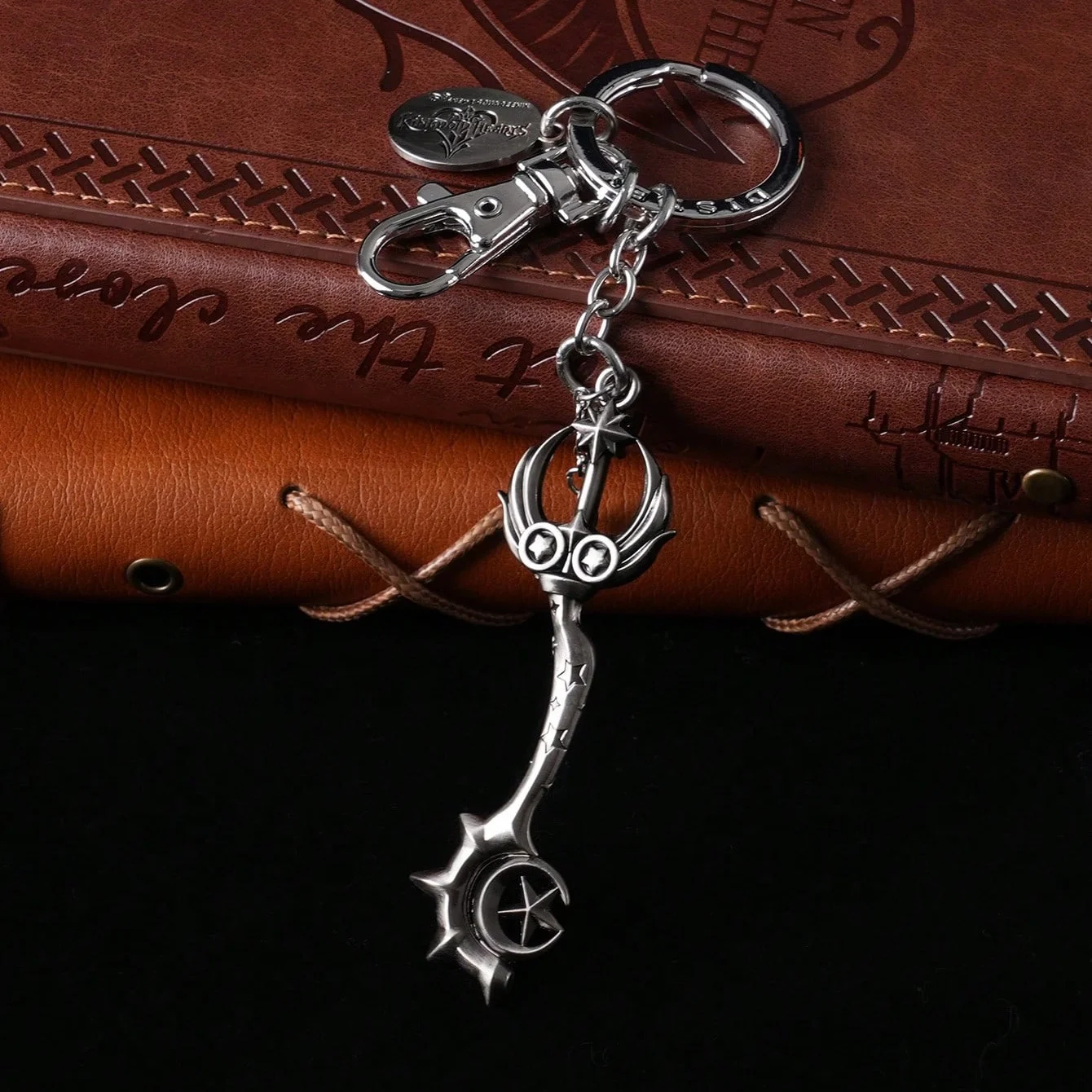 1pc disney oficialmente licenciado reino corações estanho chaveiro chaveiro & saco charme para presentes de ano novo & aniversário