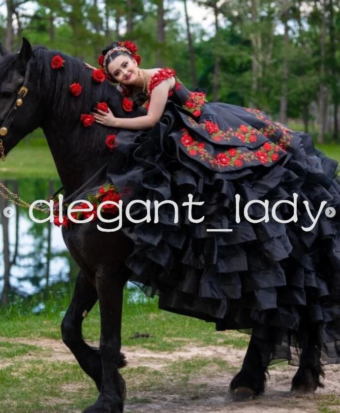 Vestido de quinceañera gótico con hombros descubiertos, bordado Floral, volantes, corsé con cordones, negro