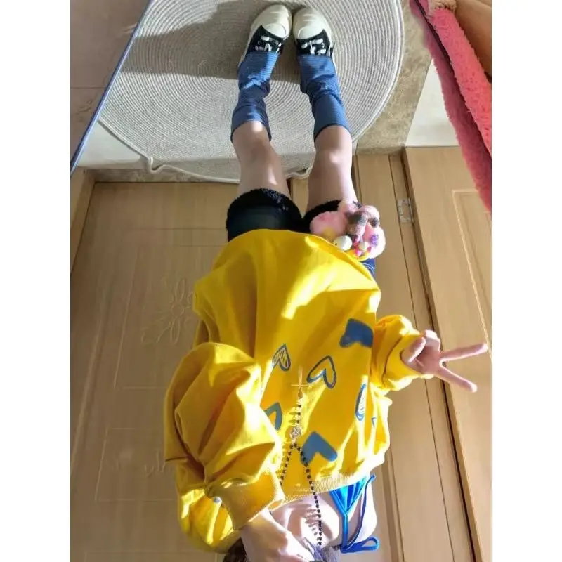 

Американский ретро-комплект с принтом: свитер на бретелях с звездами и свободный топ с асимметричным плечом. Осенний повседневный образ в стиле кэжуал.