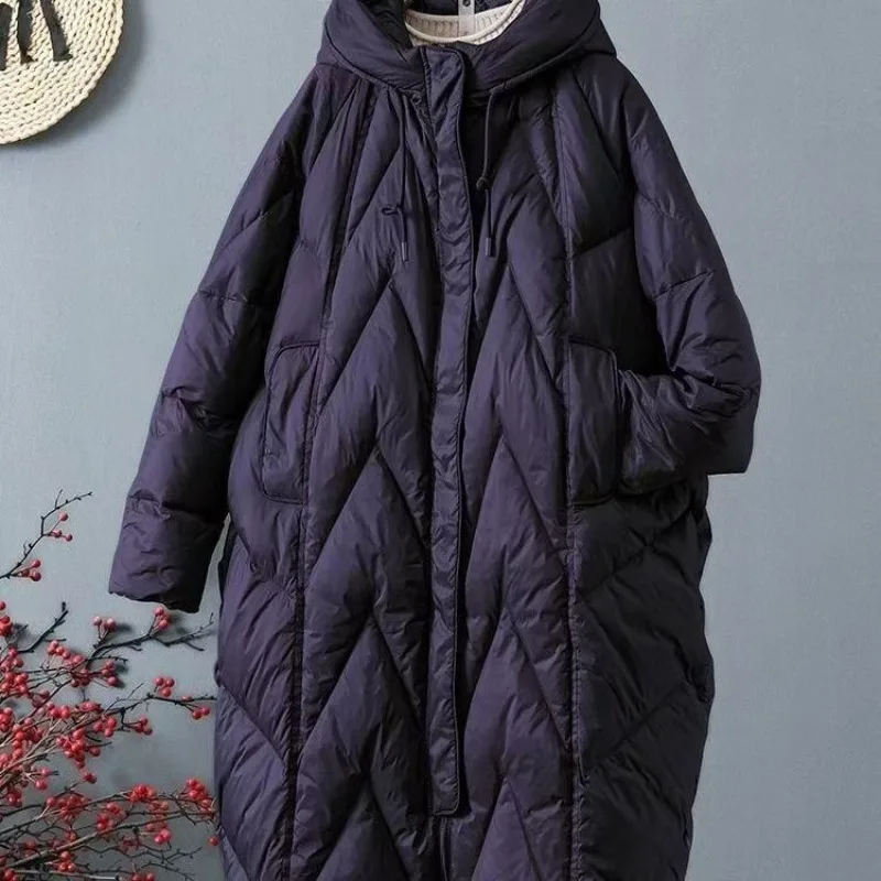 เสื้อแจ็คเก็ตผ้าฝ้ายบุใยดาวน์สำหรับผู้หญิง รุ่นใหม่ ฤดูหนาว ปี 2025 ทรงหลวม หนา มีฮู้ด ยาวคลุมเข่า เสื้อโค้ทผ้าฝ้ายบุใยดาวน์สำหรับผู้หญิง อุ่นสบาย