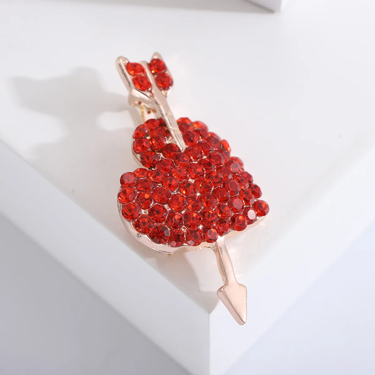 Broche de diamantes de imitación rojos completos para mujer, Pin de flecha a través del corazón, broches de corazón de amor de cristal, regalo de joyería de lujo para amantes de la fiesta