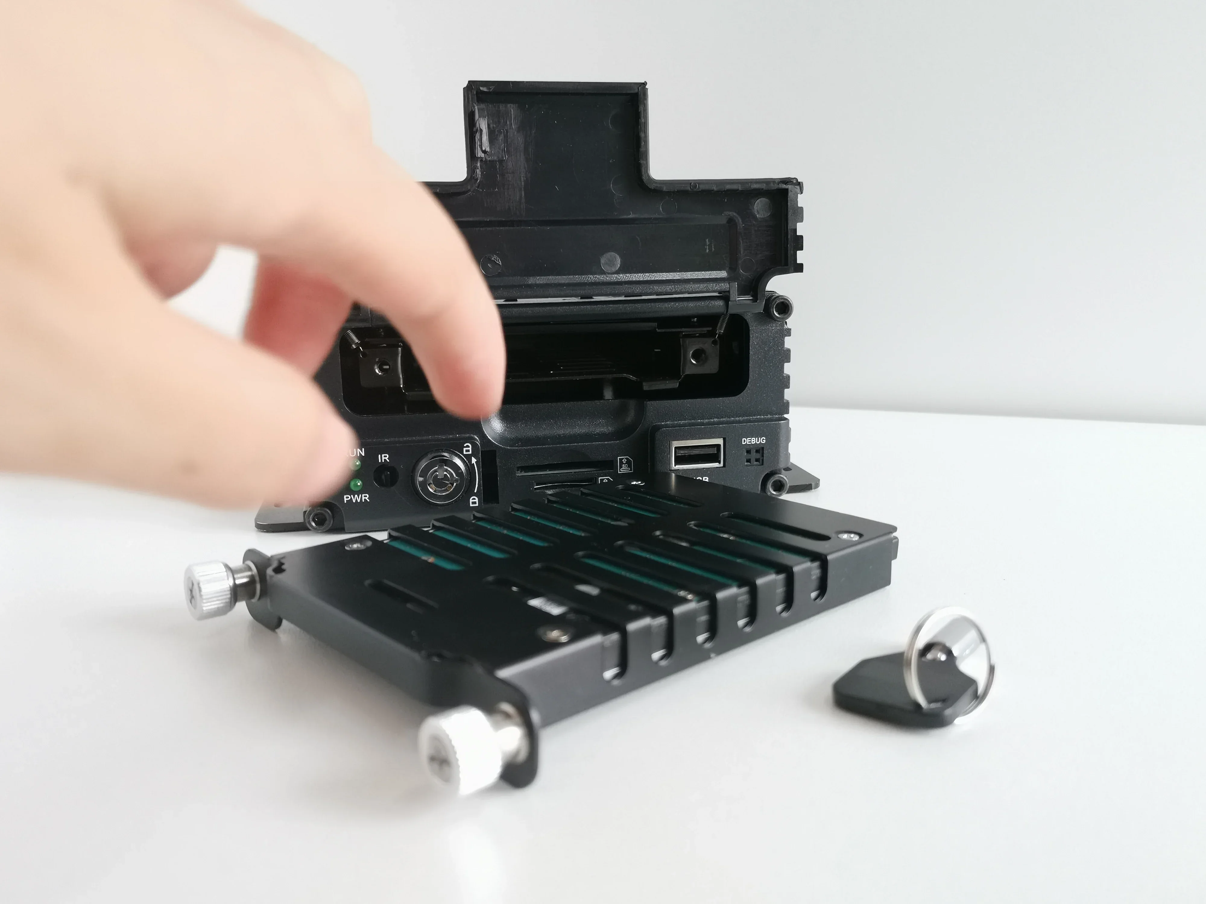 Автобус CCTV MDVR — 4-канальный жесткий диск 720P с 4G GPS-мониторингом в реальном времени Автобус CCTV MDVR — 4-канальный жесткий диск 720P с 4G GPS-мониторингом в реальном времени