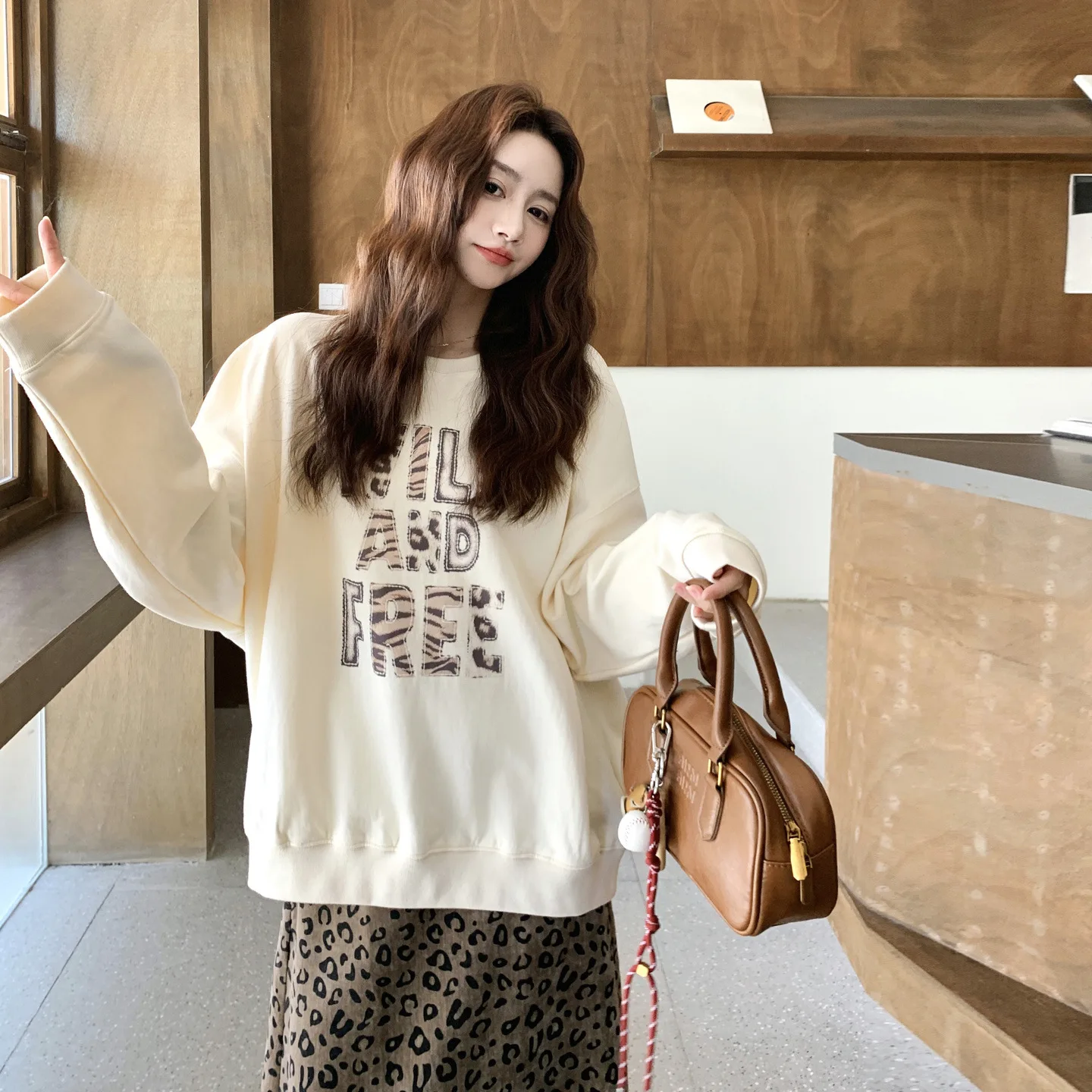 الخريف والشتاء جديد عصري كونغ نمط الرجعية قطعتين مجموعة المرأة فضفاضة إلكتروني الطباعة البلوز + ليوبارد طباعة نصف تنورة