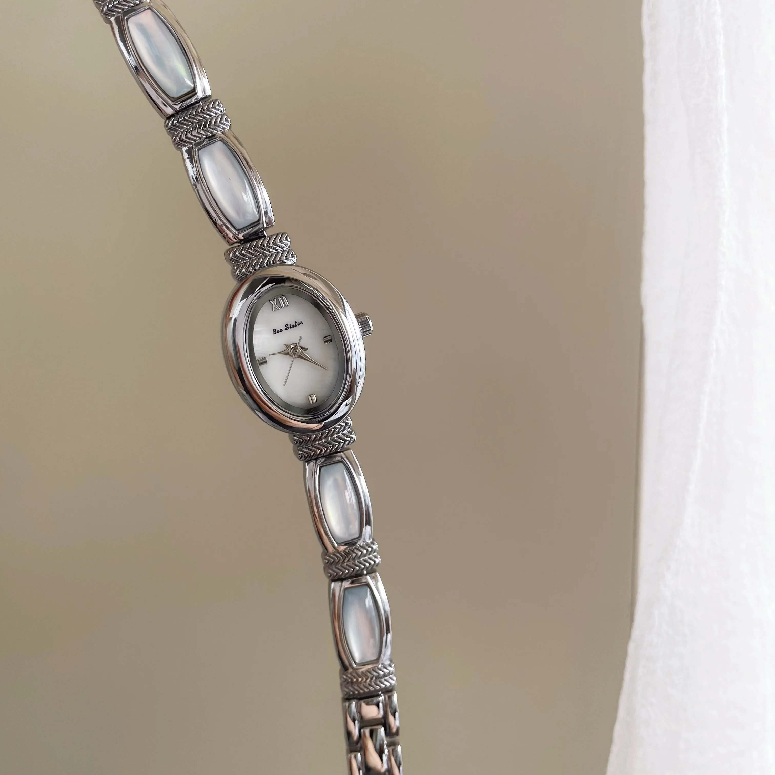 

Elegant women's wristwatchoval dialbracelet stylesimpleandstylish quartz watcha fashionablequartz wristwatch as a gift for women