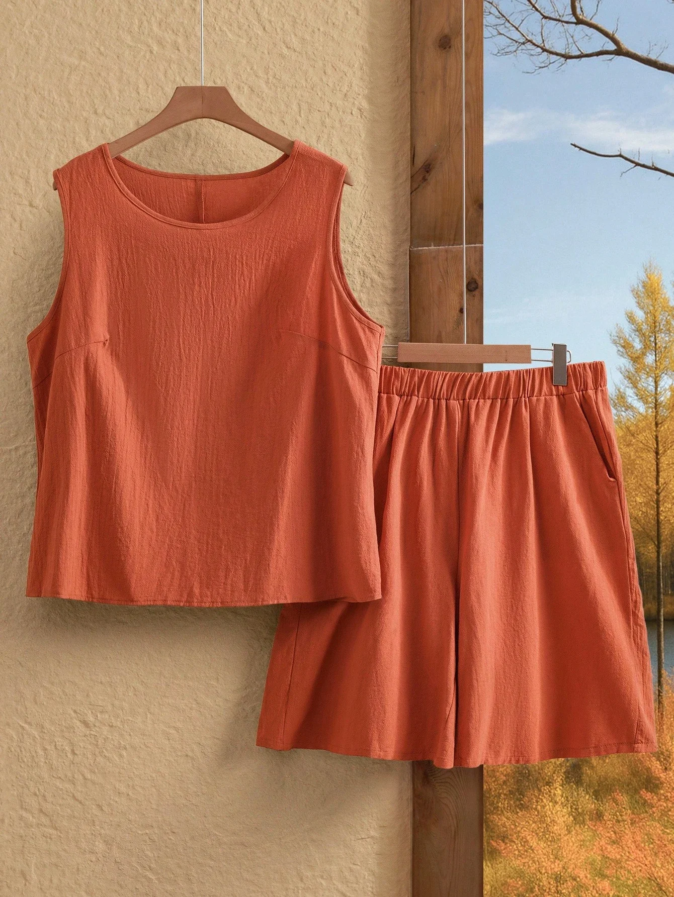 

Однотонный комплект из топа-камизоли без рукавов и шорт с карманами, минималистичный летний наряд для отпуска