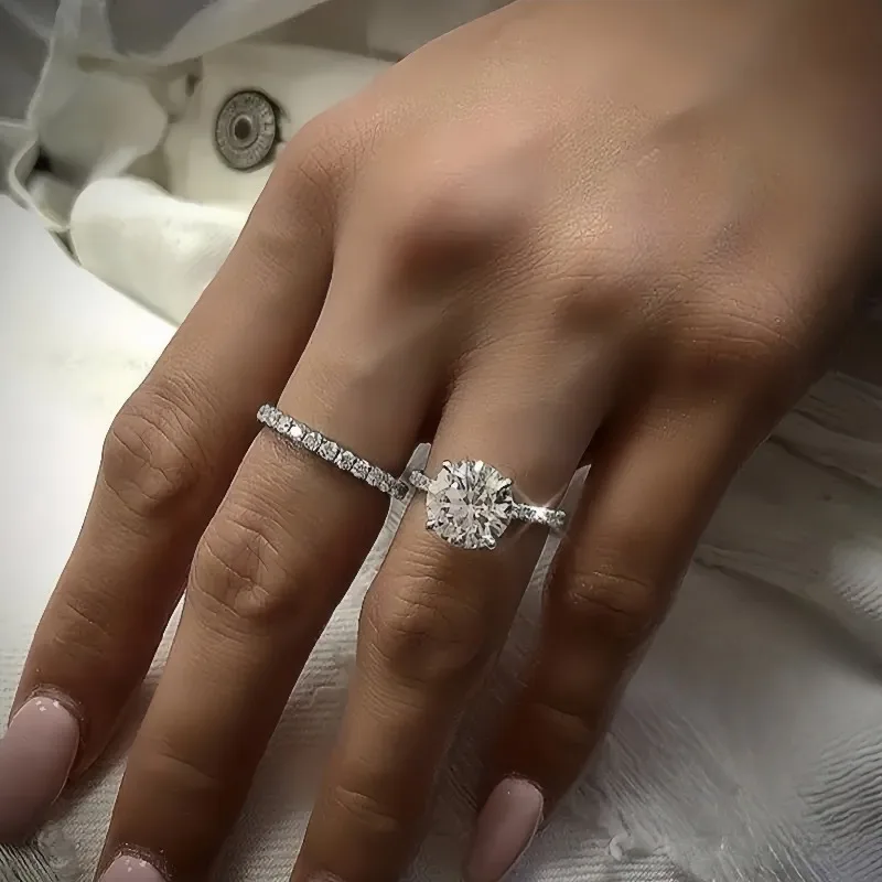 A classic and elegant set of circular zircon inlaid stackable rings, wedding rings, versatile daily gifts for her