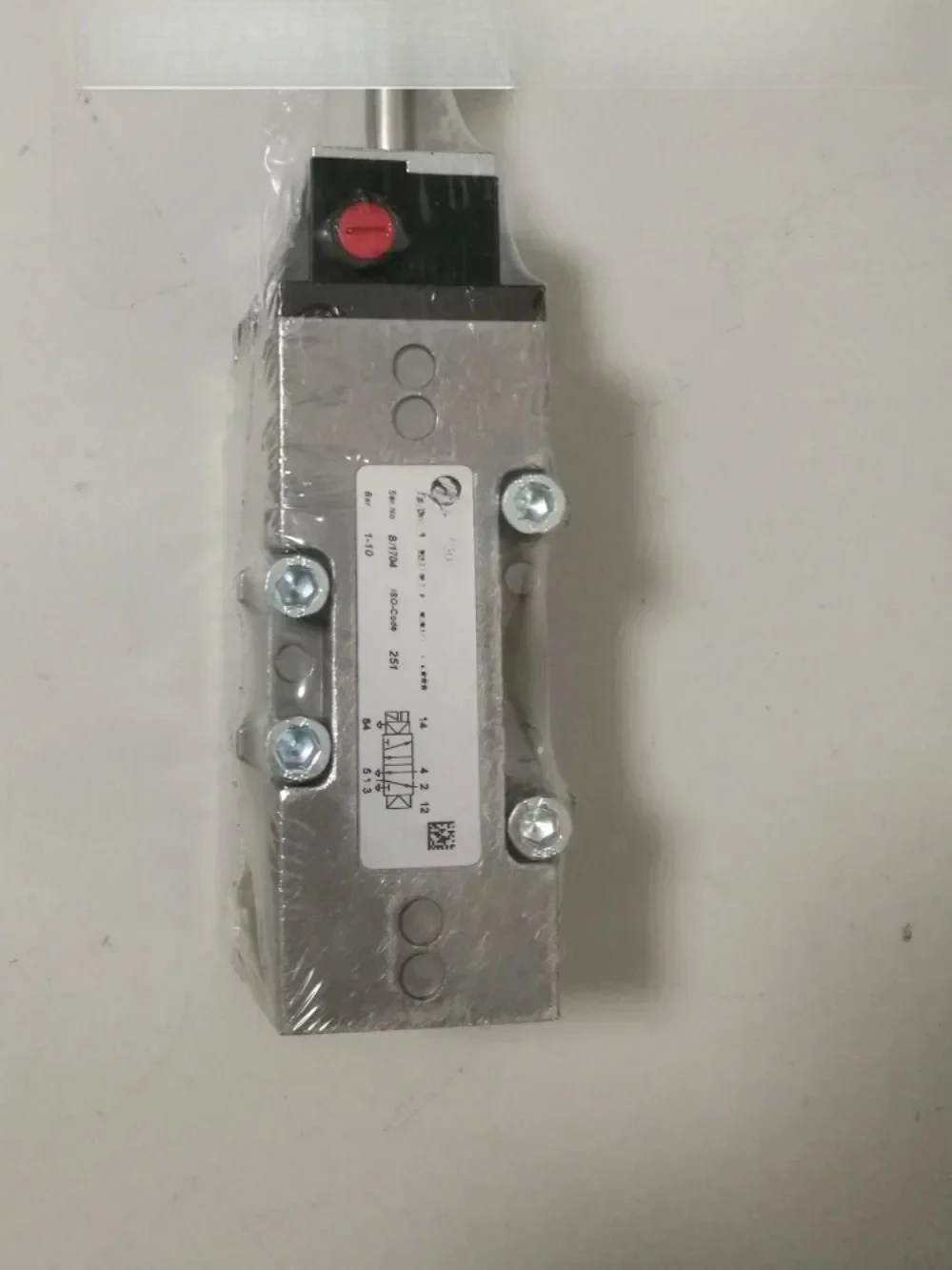 

SXE9574-A70-00 Spot SXE9573-180-00 Solenoid valve SXE9573-A75-00-13J