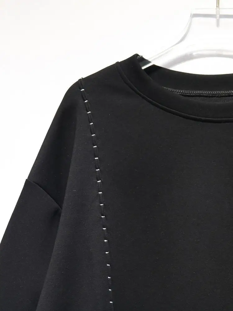 [EAM] Black Topstitched Big Size Casual Sweatshirt New Round Neck Long Sleeve Women Fashion Tide Spring Autumn 2026 1DK0315