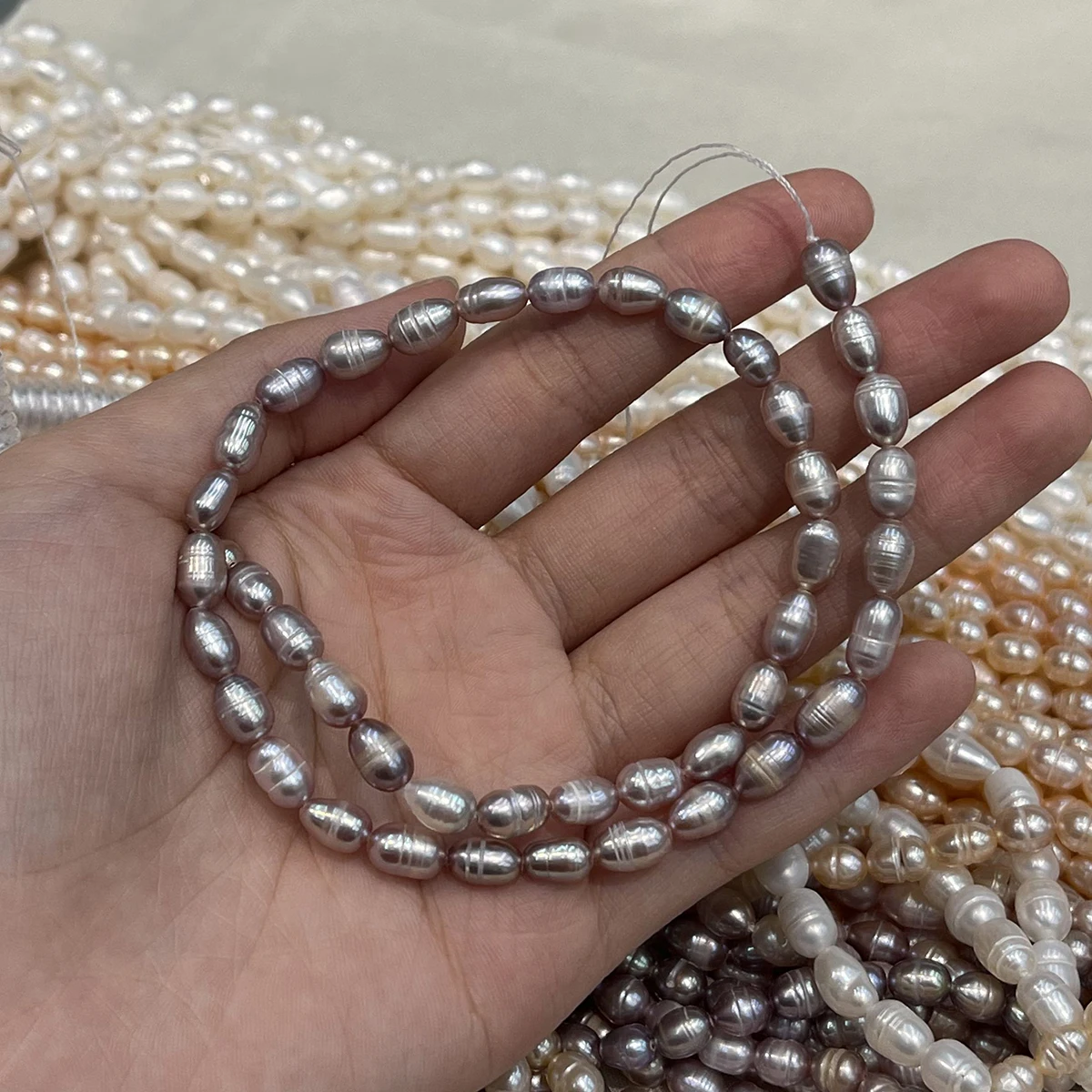 Ein 5-6mm großer Strang aus natürlichen Süßwasser-Reisperlen, barocke lose Perlen, 36cm, für DIY-Schmuckherstellung von Halsketten und Armbändern für Frauen. – Detail 6