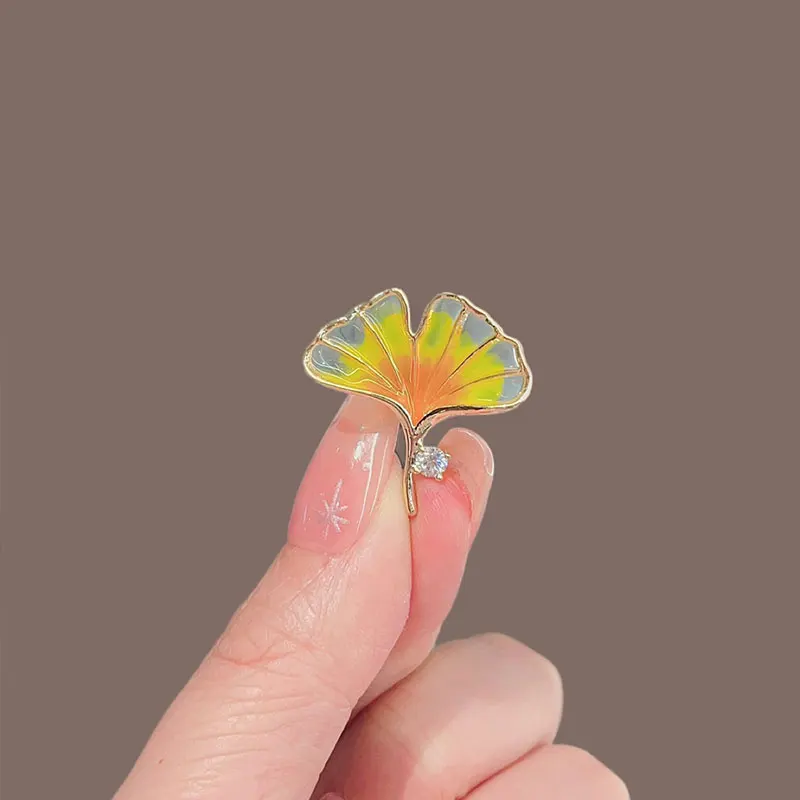 Yellow Maple Leaf Brooches for Women Enamel Ginkgo Leaf Plant Pins Vintage Badge Jewelry OL Accessories Party Gift