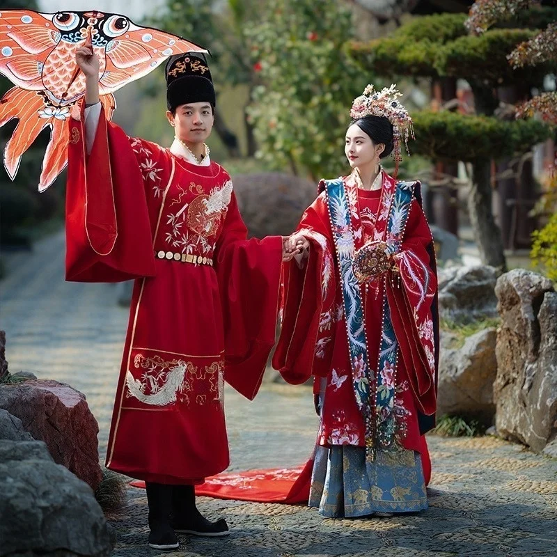 

The new round-collared robe phoenix crown and red wedding dress of Han Dynasty a complete set ancient Chinese-style attire