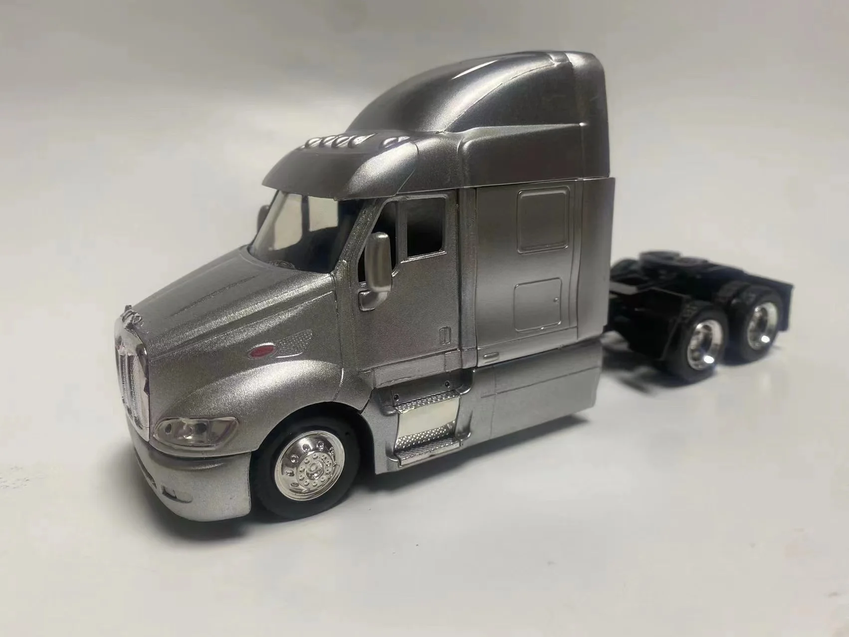 Red 1/32 New Special Die-casting Metal Truck Head Desktop Display Collection Model