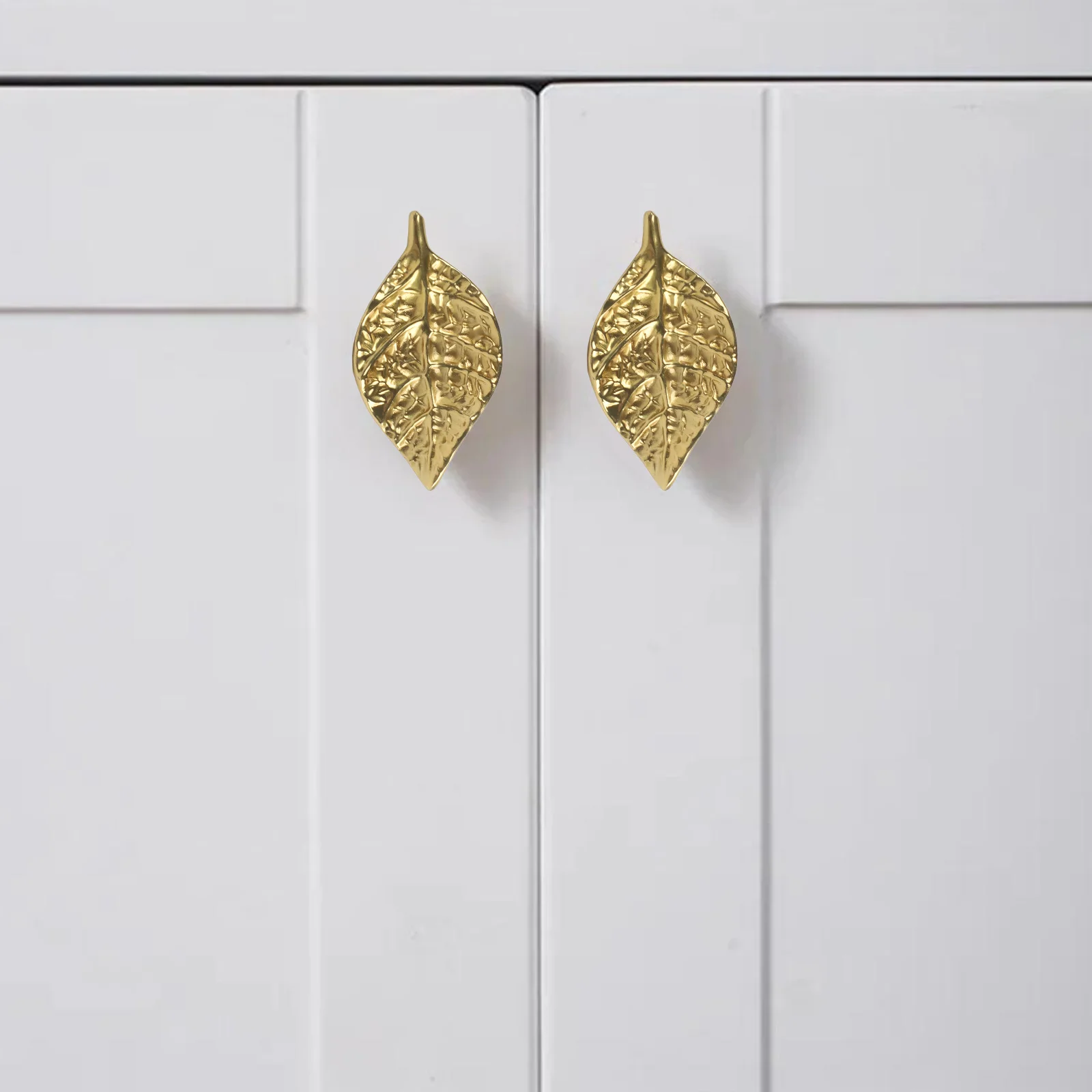 

Латунная ручка-скоба для ящиков в форме листа, подходит для шкафов и мебели, с элементами современного минималистичного дизайна