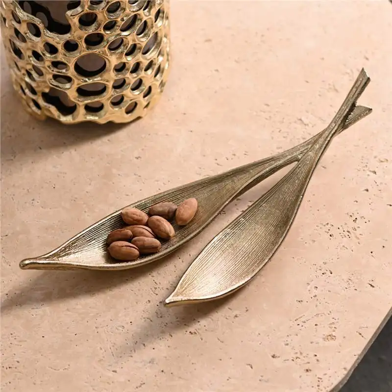 Indian craftsmanship, a pair of gold leaf metal tray ornaments, simple and high-end gold leaf plate art soft decoration