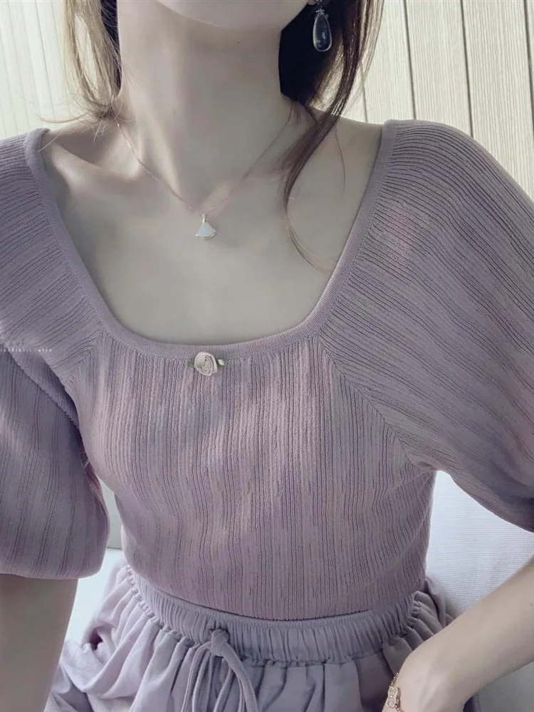 Damska letnia bluzka z dzianiny lodowego jedwabiu, luźny krój, delikatny styl vintage, kwadratowy dekolt, cienka, z odkrytymi ramionami.