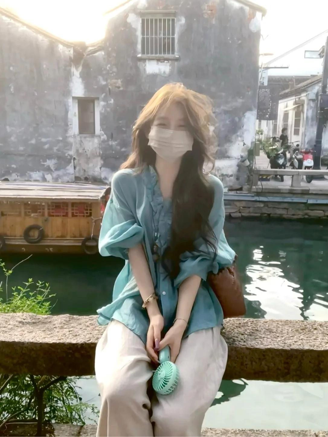 

Женский весенний повседневный комплект из двух предметов: свободная рубашка с длинным рукавом и широкие брюки из хлопка с V-образным вырезом для комфортного образа на каждый день