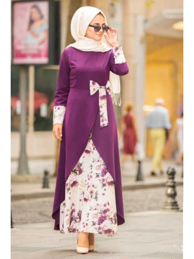 Fausse robe deux pièces florale d'inspiration musulmane - un vêtement ethnique à la mode mais minimaliste, tendance en été 2025