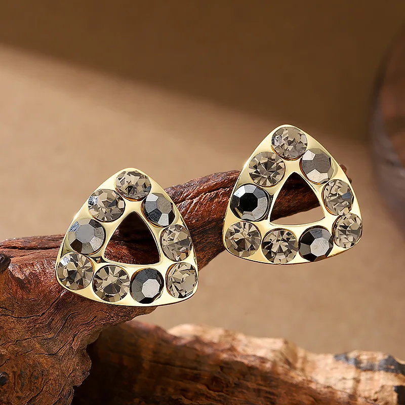 Fashionable, exquisite and simple, zircon hollow geometric triangular stud earrings, light luxury niche and versatile earrings