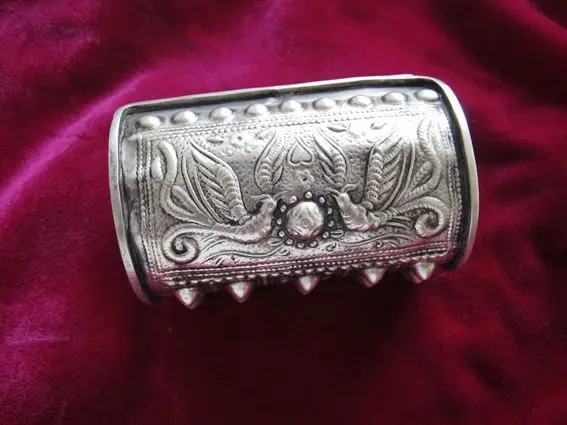 زوج من الأساور الفضية المنحوتة المصنوعة يدويًا على شكل زهرة فينيكس قويتشو مياو من آسيا والصين #3