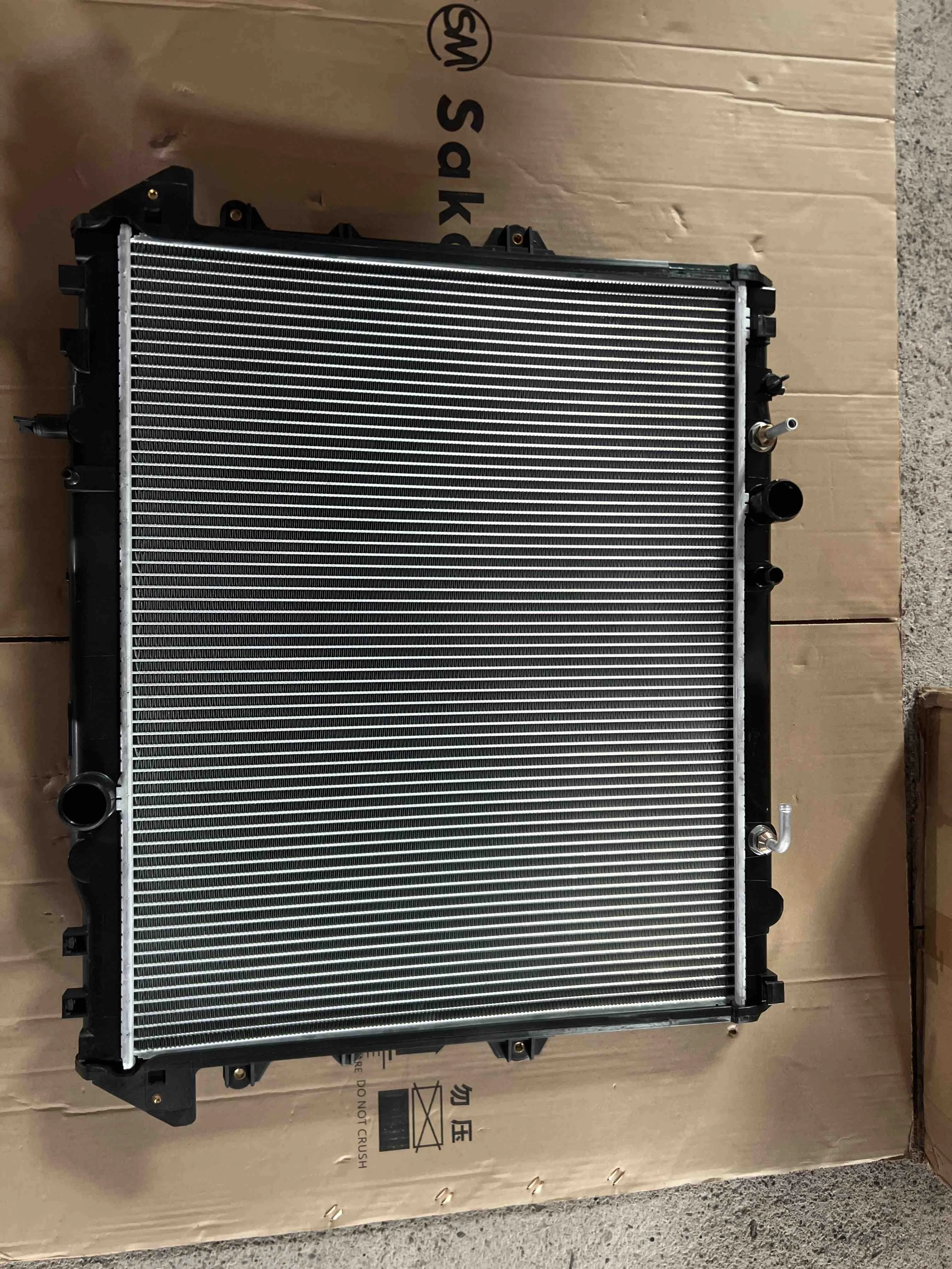 Hot Sell Cooling System Part Radiator 16400-0L150 for Toy ota Hilux 2004 AT