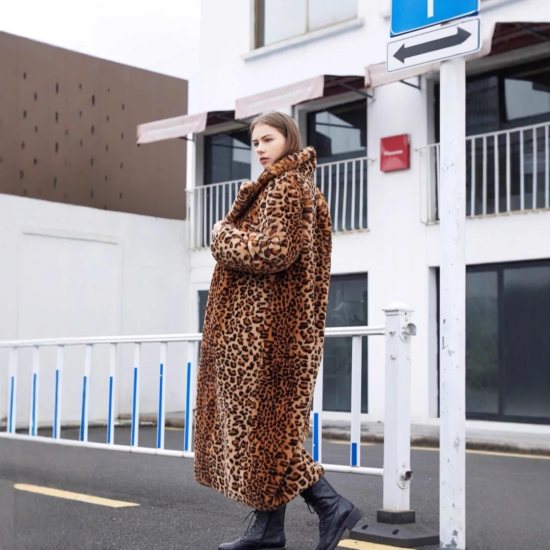 Damski płaszcz zimowy ze sztucznego futra w panterkę, długi, z kontrastowymi kolorami, gruby płaszcz ze sztucznego futra dla kobiet.