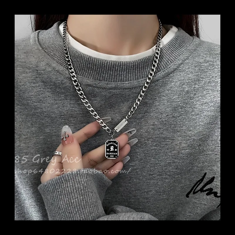 رسالة مربع العلامة التجارية قلادة قلادة المرأة الخريف والشتاء Ins الرياح الباردة سترة سلسلة المتخصصة تصميم الهيب هوب الحلو كول كولا