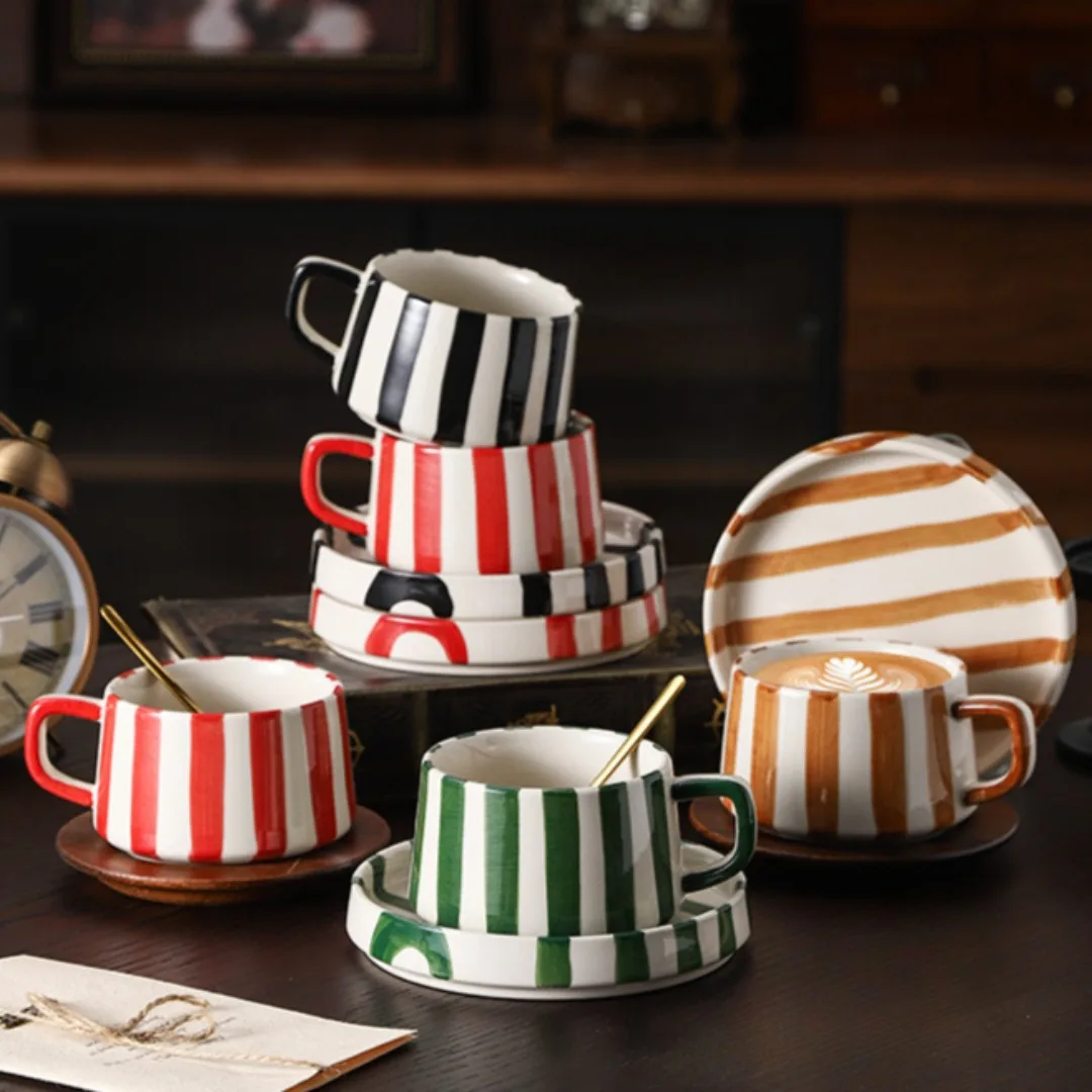 

1 комплект, креативные усовершенствованные полосатые керамические чашки и блюдца, офисная домашняя кофейная чашка, чашка для послеобеденного чая, комбинация чашек для латте и блюдца